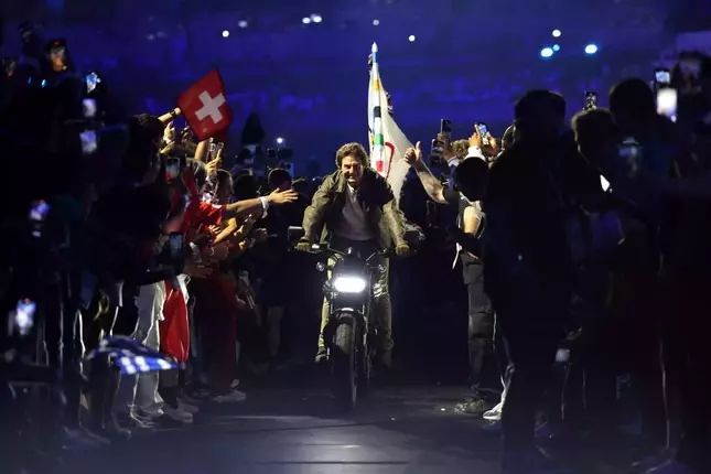 Tom Cruise đu dây mạo hiểm tại lễ bế mạc Olympic 2024 - 2