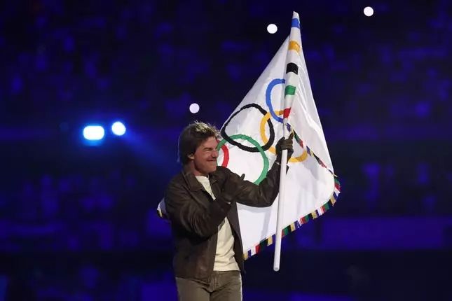 Tom Cruise đu dây mạo hiểm tại lễ bế mạc Olympic 2024 - 4